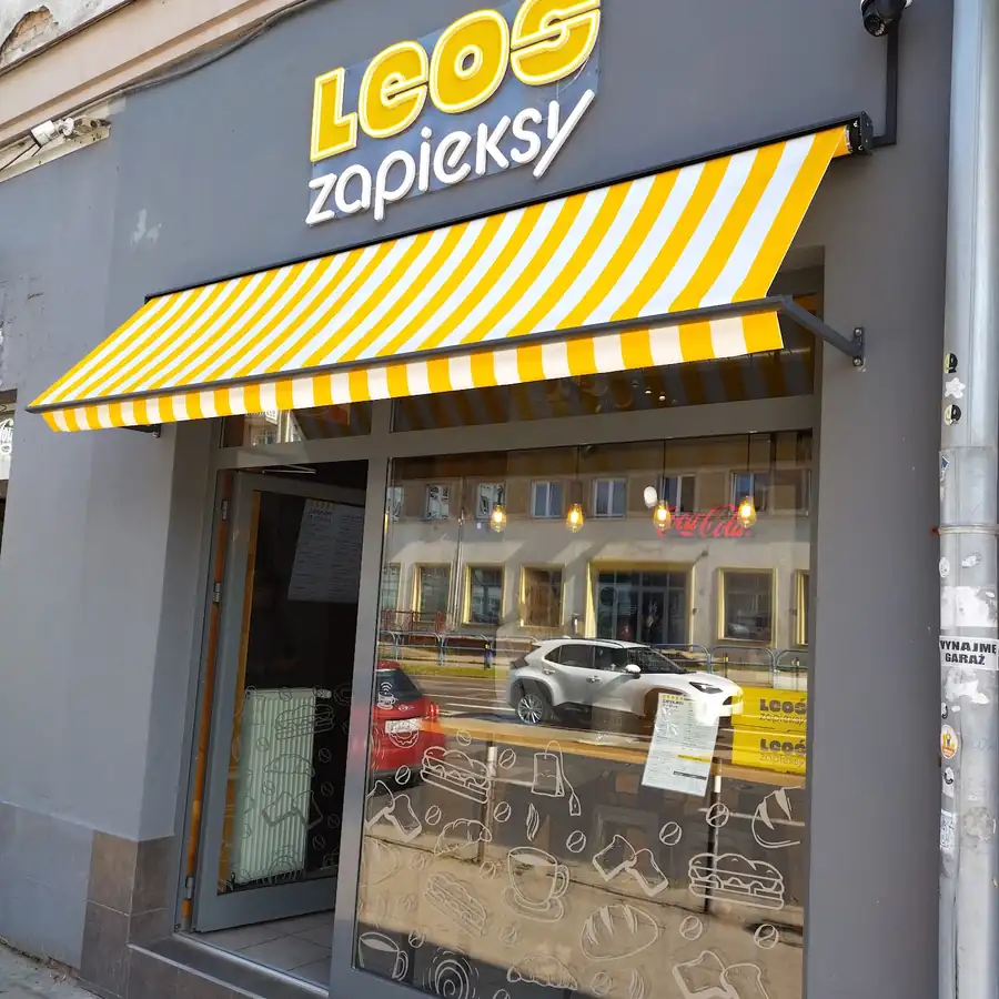 Witryna LEOŚ zapieksy z żółto-białą markizą