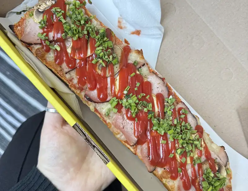 Zapiekanka z salami i serem na żółtej tacce