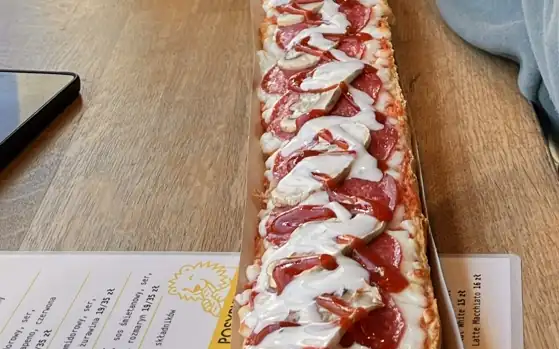Zapiekanka na papierowej karcie menu
