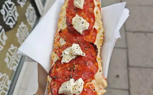 Zapiekanka 50 cm z salami i serem na stoliku
